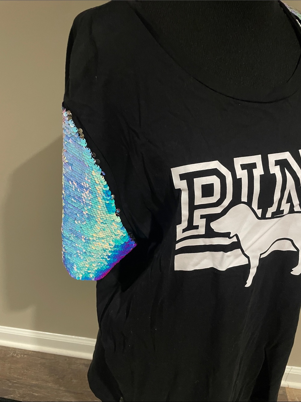 SET! PINK Victoria's Secret Black Graphic Tee with Iridescent Sequin yoga pants - Picture 3 of 8